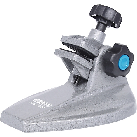 Grauer Werkzeugständer mit Schraubzwinge. Schwarze und blaue Bedienelemente. Auf dem Sockel steht "KS TOOLS 300.0680".